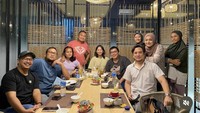 Tengku Firmansyah dan Istrinya juga suka makan bareng keluarga atau teman yang lain. Seperti ini  momennya ketika mereka terlihat selesai dan hendak menyantap es campur di restoran Pesisir Seafood. Foto: Instagram @tengku_firmansyah