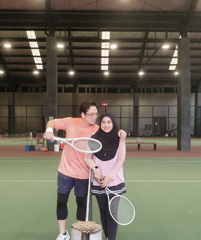 Tengku Firmansyah dan Cindy Fatikasari Kompak Makan Kue hingga Durian