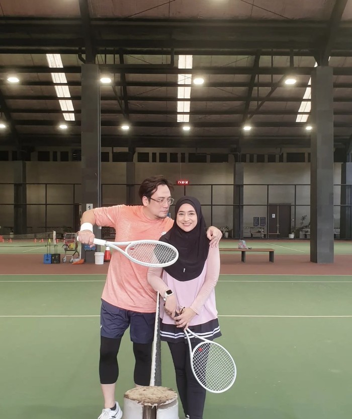 Tengku Firmansyah dan Cindy Fatikasari Kompak Makan Kue hingga Durian Tengku Firmansyah dan Cindy Fatikasari Kompak Makan Kue hingga Durian