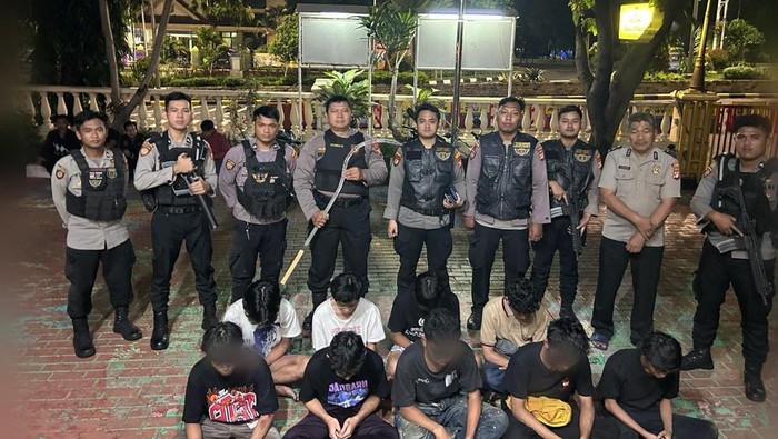 Tim Patroli Perintis Presisi Polres Metro Jakarta Barat mengamankan 9 remaja di Jalan Tomang Raya, Grogol Petamburan, Jakarta Barat.