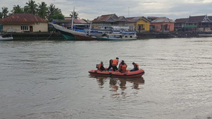 Tim SAR melakukan pencarian korban hilang di Perariran Pulan Sembilan. (Dokumen Brimob)