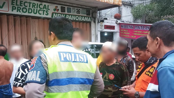 TKP mobil Honda CRV kecelakaan tungga di Jagalan Surabaya