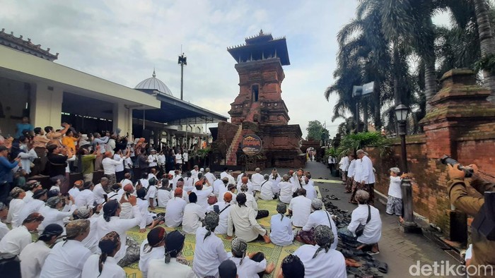 Warga berkumpul menggelar tradisi Dandangan di Kompleks Menara Kudus, Senin (11/3/2024).