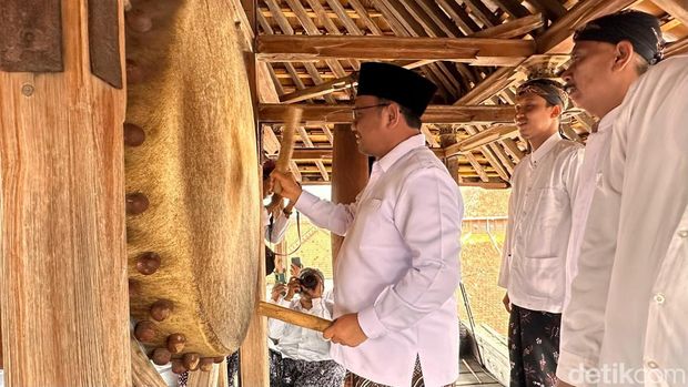Warga berkumpul menggelar tradisi Dandangan di Kompleks Menara Kudus, Senin (11/3/2024).