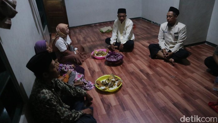 Tradisi megengan di Kompleks Masjid dan Makam Sunan Muria Desa Colo Kecamatan Dawe, Kudus, Senin (11/3/2024).