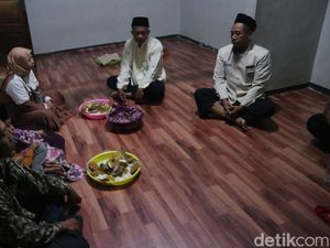 Gelar Megengan, Warga Colo Kudus Bawa Nasi Ayam Panggang ke Makam Sunan Muria