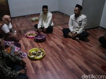 Gelar Megengan, Warga Colo Kudus Bawa Nasi Ayam Panggang ke Makam Sunan Muria