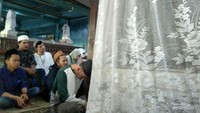Foto peziarah sedang berdoa di makam Sunan Giri.