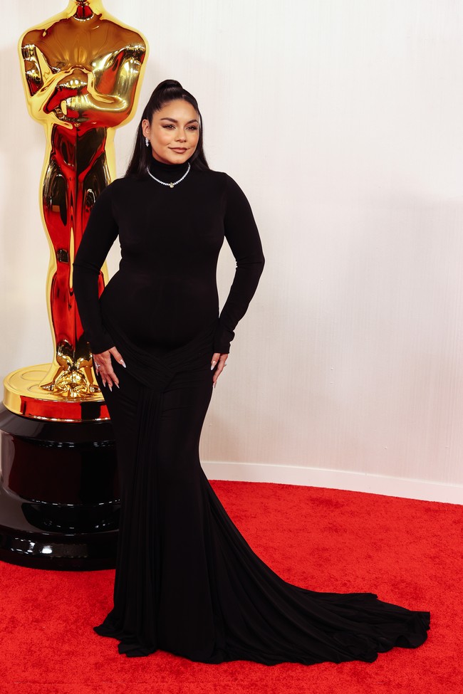 Vanessa Hudgens secara resmi mengumumkan bahwa dia akan menjadi ibu untuk pertama kalinya ketika berjalan di karpet merah Oscar dengan perut buncit yang sangat terlihat. Foto: Getty Images