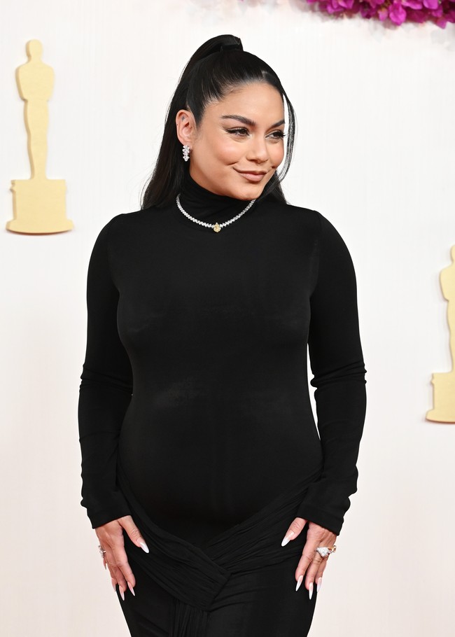 Pada ajang Oscars 2024, Vanessa Hudgens menjadi co host The Oscars Red Carpet Show bersama Julianne Hough. Foto: Getty Images
