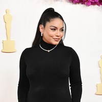 Pada ajang Oscars 2024, Vanessa Hudgens menjadi co host The Oscars Red Carpet Show bersama Julianne Hough. Foto: Getty Images