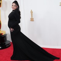 Gaun hitam dengan model memeluk tubuh dan turtle neck yang dipakai Vanessa Hudgens ini merupakan keluaran dari Vera Wang Couture. Vanessa melengkapi gayanya dengan memakai perhiasan Chopard. Foto: Getty Images