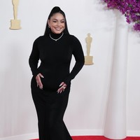 Vannesa melenggang di karpet merah Oscars 2024 yang digelar di Ovation Hollywood, Los Angeles, Minggu (10/3/2024) malam dalam balutan gaun hitam yang panjangnya menyapu lantai. Dia sesekali berpose sambil memegang perut hamilnya. Foto: Getty Images