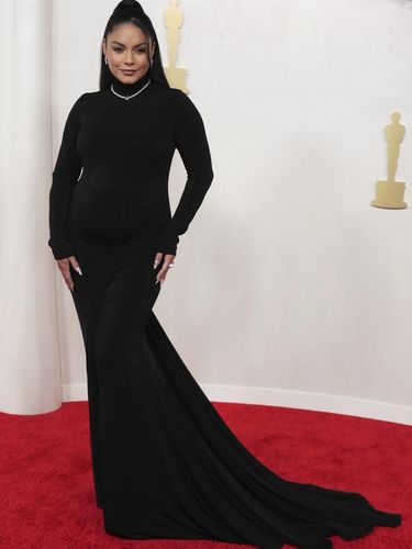Vanessa Hudgens di Red Carpet Oscars 2024 Vanessa Hudgens pamer kehamilan di red carpet Oscars 2024.