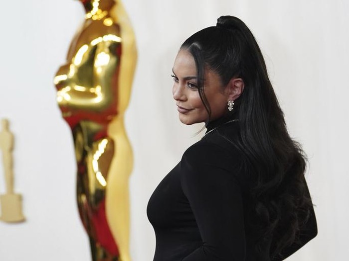 Vanessa Hudgens pamer kehamilan di red carpet Oscars 2024.