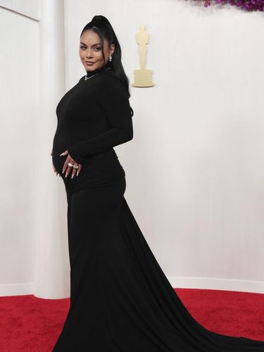 Vanessa Hudgens di Red Carpet Oscars 2024 Vanessa Hudgens pamer kehamilan di red carpet Oscars 2024.