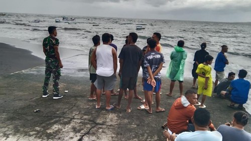 Warga mendatangi pantai mencari  Fransiskus Mola Ari (33), nelayan yang tenggelam terseret ombak saat berenang ke perahu, Senin (11/3/2024) (Dok. Basarnas Maumere)