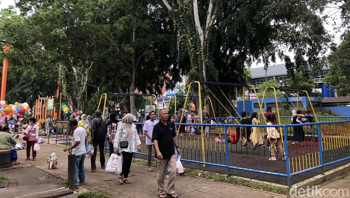 warga menikmati liburan di Alun-alun Kota Malang