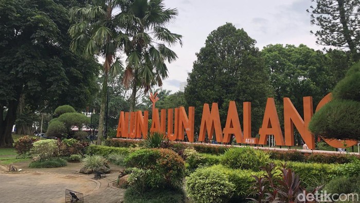 warga menikmati liburan di Alun-alun Kota Malang