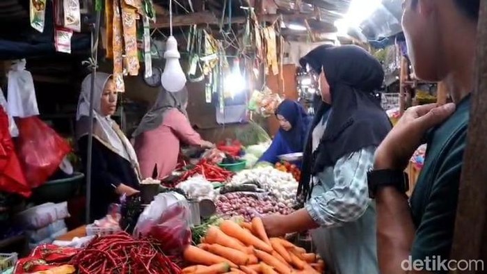 Warga ramai berbelanja kebutuhan pokok di Pasar Sentral Palopo untuk menyambut Ramadan.