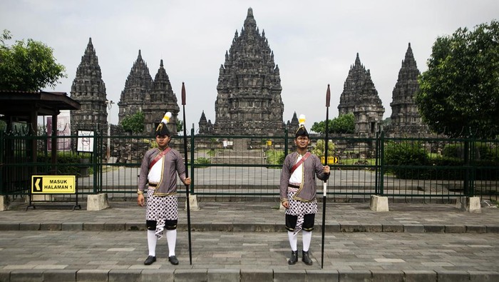 Petugas berjaga saat penutupan Candi Prambanan di Klaten, Jawa Tengah, Senin (11/3/2024). Pengelola Taman Wisata Candi Prambanan dan Ratu Boko melakukan penutupan Candi Prambanan selama 24 jam sebagai penghormatan kepada seluruh umat Hindu yang merayakan Hari Raya Nyepi tahun Saka 1946. ANTARA FOTO/Hendra Nurdiyansyah/aww.