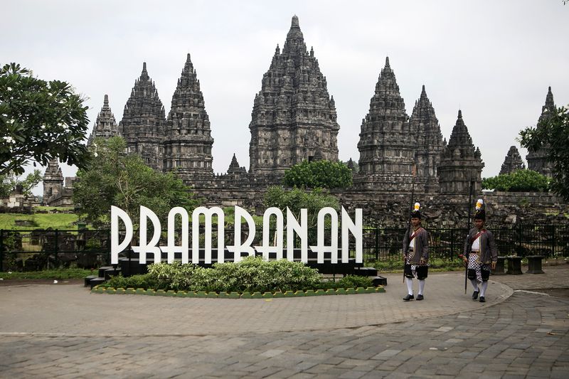 Petugas berjaga saat penutupan Candi Prambanan di Klaten, Jawa Tengah, Senin (11/3/2024). Pengelola Taman Wisata Candi Prambanan dan Ratu Boko melakukan penutupan Candi Prambanan selama 24 jam sebagai penghormatan kepada seluruh umat Hindu yang merayakan Hari Raya Nyepi tahun Saka 1946. ANTARA FOTO/Hendra Nurdiyansyah/aww.