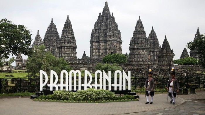 Petugas berjaga saat penutupan Candi Prambanan di Klaten, Jawa Tengah, Senin (11/3/2024). Pengelola Taman Wisata Candi Prambanan dan Ratu Boko melakukan penutupan Candi Prambanan selama 24 jam sebagai penghormatan kepada seluruh umat Hindu yang merayakan Hari Raya Nyepi tahun Saka 1946. ANTARA FOTO/Hendra Nurdiyansyah/aww.