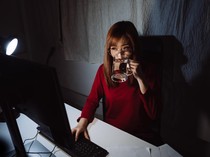 Sehari Harus Minum 8 Gelas Air Putih? 5 Anjuran Sehat Ini Ternyata Sebagian Cuma Mitos
