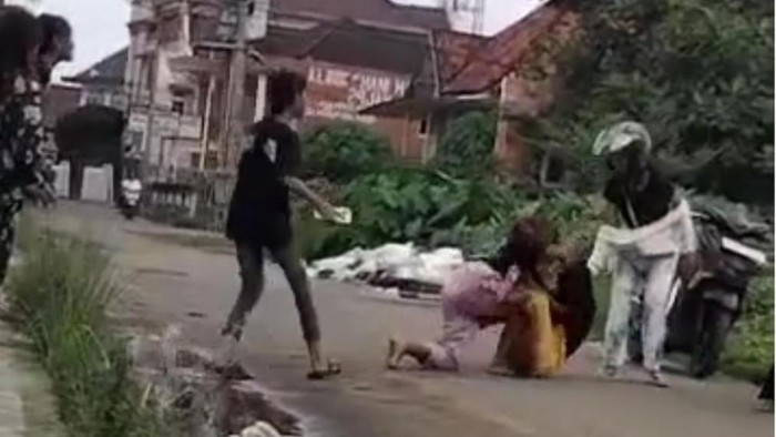 ABG Perempuan di Palembang terlibat tawuran hingga viral di media sosial.