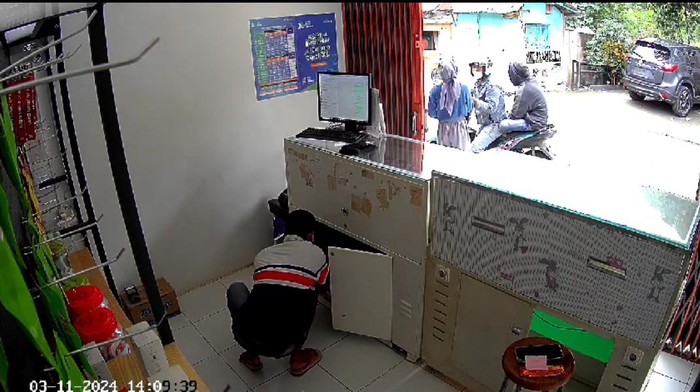 Aksi pencurian di konter HP di Tangsel (tangkapan layar)