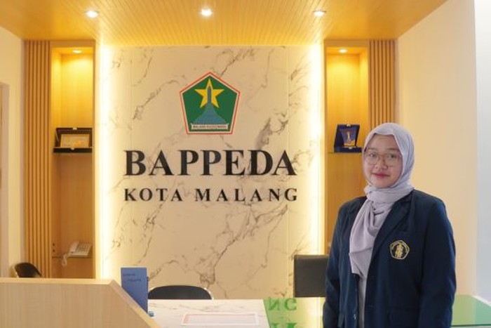 Alvinda ketika magang di kantor Bappeda Kota Malang.