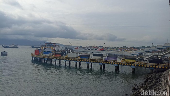 antrean kendaraan di pelabuhan ketapang banyuwangi