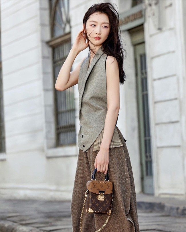 Zhou Dongyu menghidupkan kembali kenangan cinta pertama penonton China dengan penampilan debutnya dalam kisah cinta Under the Hawthorn Tree. Zhou perlahan-lahan go international dengan bermain bersama Lee Jun Ki dari Korea dalam drama romantis Begin Again dan berbagi layar dengan Tong Dawei dalam drama kriminal Lost in White. Foto: Dok. Instagram