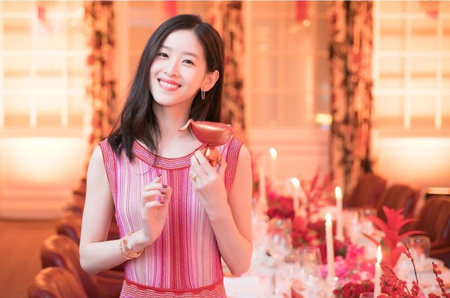 Zhang Zetian tahun ini berusia 31 tahun. Pada 2009 sosoknya viral dan mendapat julukan “Gadis Teh Susu” pada ketika foto dirinya sedang memegang secangkir teh susu dengan cepat menyebar secara online. Dia adalah istri Liu Qiangdong, pendiri raksasa e-commerce Tiongkok JD.com. Foto: Dok. Instagram