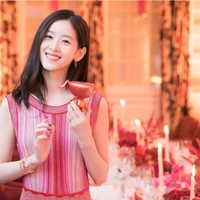 Zhang Zetian tahun ini berusia 31 tahun. Pada 2009 sosoknya viral dan mendapat julukan “Gadis Teh Susu” pada ketika foto dirinya sedang memegang secangkir teh susu dengan cepat menyebar secara online. Dia adalah istri Liu Qiangdong, pendiri raksasa e-commerce Tiongkok JD.com. Foto: Dok. Instagram