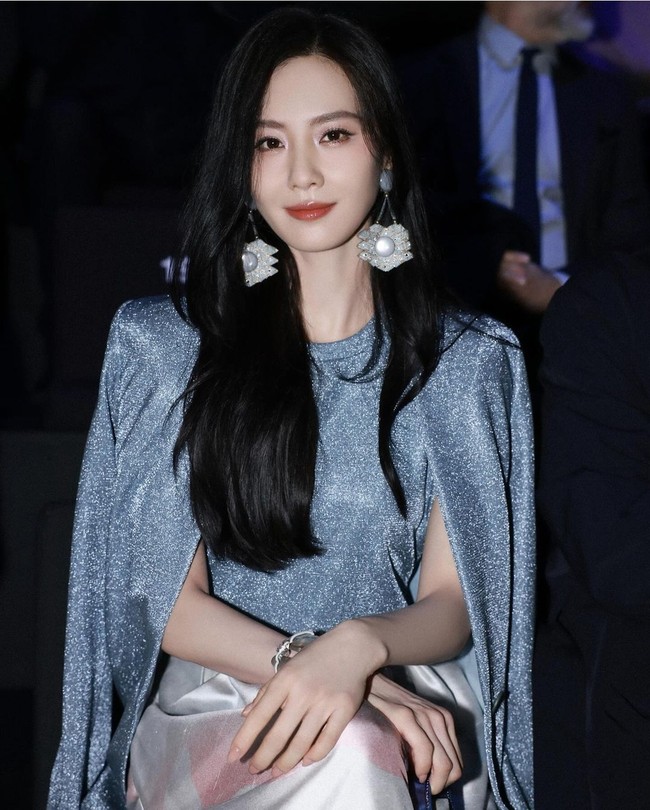 LIU Shishi adalah aktris Tiongkok populer yang lulus dari Akademi Tari Beijing dengan jurusan balet. Dia melakukan debut aktingnya di serial drama televisi “The Moon and the Wind” (2005) dan mengesankan penonton dengan menampilkan segmen dari “Swan Lake.” Pada tahun 2011, Liu mendapat pujian atas penampilannya sebagai Ruoxi dalam drama perjalanan waktu “Scarlet Heart,” yang mengikuti petualangan seorang wanita kontemporer yang melakukan perjalanan kembali ke masa Dinasti Qing. Foto: Dok. Instagram