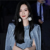 LIU Shishi adalah aktris Tiongkok populer yang lulus dari Akademi Tari Beijing dengan jurusan balet. Dia melakukan debut aktingnya di serial drama televisi “The Moon and the Wind” (2005) dan mengesankan penonton dengan menampilkan segmen dari “Swan Lake.” Pada tahun 2011, Liu mendapat pujian atas penampilannya sebagai Ruoxi dalam drama perjalanan waktu “Scarlet Heart,” yang mengikuti petualangan seorang wanita kontemporer yang melakukan perjalanan kembali ke masa Dinasti Qing. Foto: Dok. Instagram