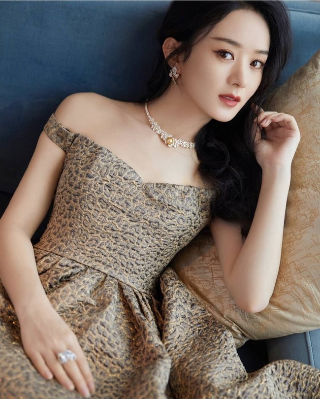 Zaniliai Zhao lahir di sebuah desa kecil dan tidak bersekolah di sekolah seni profesional, namun hasratnya terhadap akting membawanya ke industri ini melalui Yahoo Search Star Game pada tahun 2006. Sepuluh tahun kemudian, Zhao mencapai terobosannya dengan “Legend of Lu Zhen, yang menjadi hit tidak hanya di dalam negeri, tetapi juga di Korea Selatan dan Jepang. Foto: Dok. Instagram