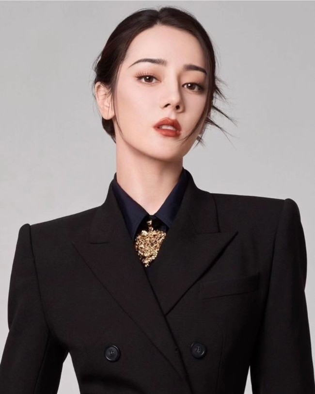 Dilraba Dilmurat adalah seorang aktris Tiongkok keturunan Uighur dan lulusan Akademi Teater Shanghai. Dia melakukan debut aktingnya sebagai pemeran utama dalam serial televisi Anarhan (2013). Dilraba Dilmurat kemudian dikenal luas karena berperan sebagai bintang pop dalam serial drama “Diamond Lover” dan memenangkan penghargaan Pendatang Baru Favorit Pemirsa di China TV Drama Awards ke-7. Foto: Dok. Instagram