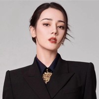 Dilraba Dilmurat adalah seorang aktris Tiongkok keturunan Uighur dan lulusan Akademi Teater Shanghai. Dia melakukan debut aktingnya sebagai pemeran utama dalam serial televisi Anarhan (2013). Dilraba Dilmurat kemudian dikenal luas karena berperan sebagai bintang pop dalam serial drama “Diamond Lover” dan memenangkan penghargaan Pendatang Baru Favorit Pemirsa di China TV Drama Awards ke-7. Foto: Dok. Instagram