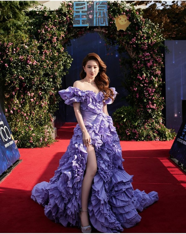 Aktris berusia 36 tahun Liu Yifei menjadi pemeran utama sebagai Mulan dalam film live-action Mulan dari Disney. Beberapa drama China yang pernah dibintangi Liu Yifei di antaranya adalah Return of the Condor Heroes (2006), The Third Way of Love (2013), A Dream of Splendor (2022), dan The Love of Hypnosis (2022). Foto: Dok. Instagram