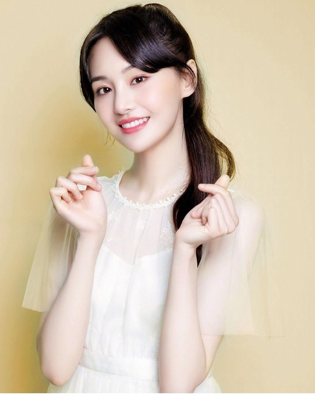 Zheng Shuang telah menjadi langganan artikel sebagai aktris top China yang lahir pada 1991. Ia menjadi terkenal lewat perannta dalam Meteor Shower pada 2009. Profilnya semakin meningkat dengan perannya dalam drama populer seperti Swords of Legend dan Love Through a Millennium. Foto: Dok. Instagram
