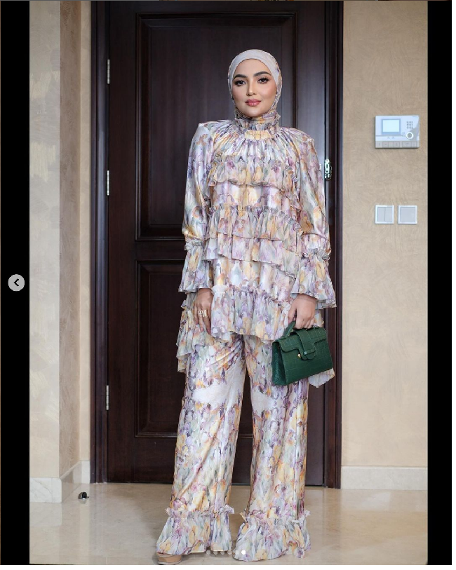 Pada kesempatan lainnya Ashanty memakai hijab bunga saat menjadi model untuk brand hijab Shella Saukia. Foto: Dok. Instagram