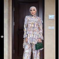 Pada kesempatan lainnya Ashanty memakai hijab bunga saat menjadi model untuk brand hijab Shella Saukia. Foto: Dok. Instagram