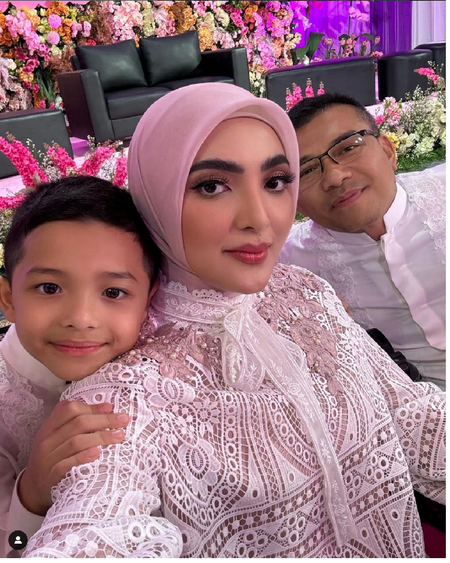 Kini Ashanty pun kerap tampil memakai hijab, meskipun belum istiqomah seperti harapan netizen yang kerap mendoakannya di kolom komentar Instagramnya. Foto: Dok. Instagram