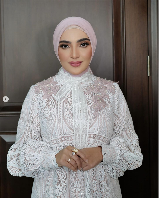 Saat mengikuti pengajian aqiqah anak Aurel, Ashanty tampil panglin dengan hijab warna pastel dan busana modest brokat warna putih. Foto: Dok. Instagram