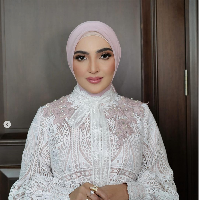 Saat mengikuti pengajian aqiqah anak Aurel, Ashanty tampil panglin dengan hijab warna pastel dan busana modest brokat warna putih. Foto: Dok. Instagram