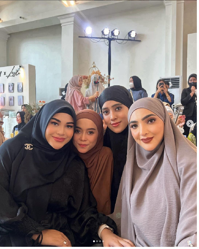 Ini salah satu penampilan Ashanty memakai hijab syari dari brand lokal. Foto: Dok. Instagram