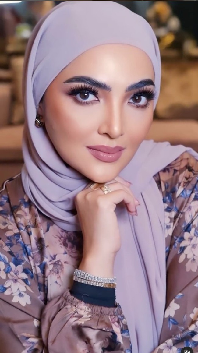 Ashanty tampil memakai hijab pashmina instan saat menjadi model untuk koleksi busana dari brandnya sendiri ASHWear. Foto: Dok. Instagram