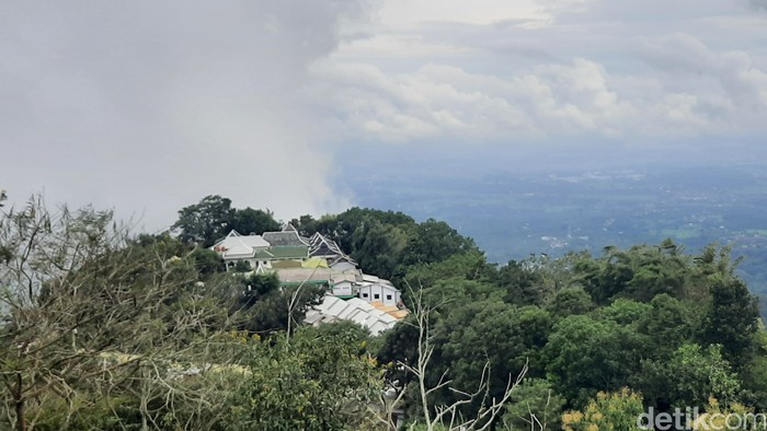 asjid peninggalan Sunan Muria yang berada di puncak pegunungan tepatnya Desa Colo Kecamatan Dawe, Kabupaten Kudus, Senin (11/3/2024).